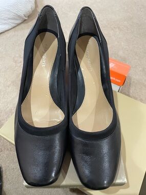 Easy Spirit Black Leather Round-Toe Pump